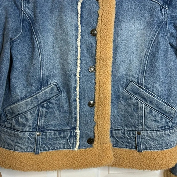 NWT women’s FREE PEOPLE blue denim jacket with faux fur trim size small - Picture 3 of 9